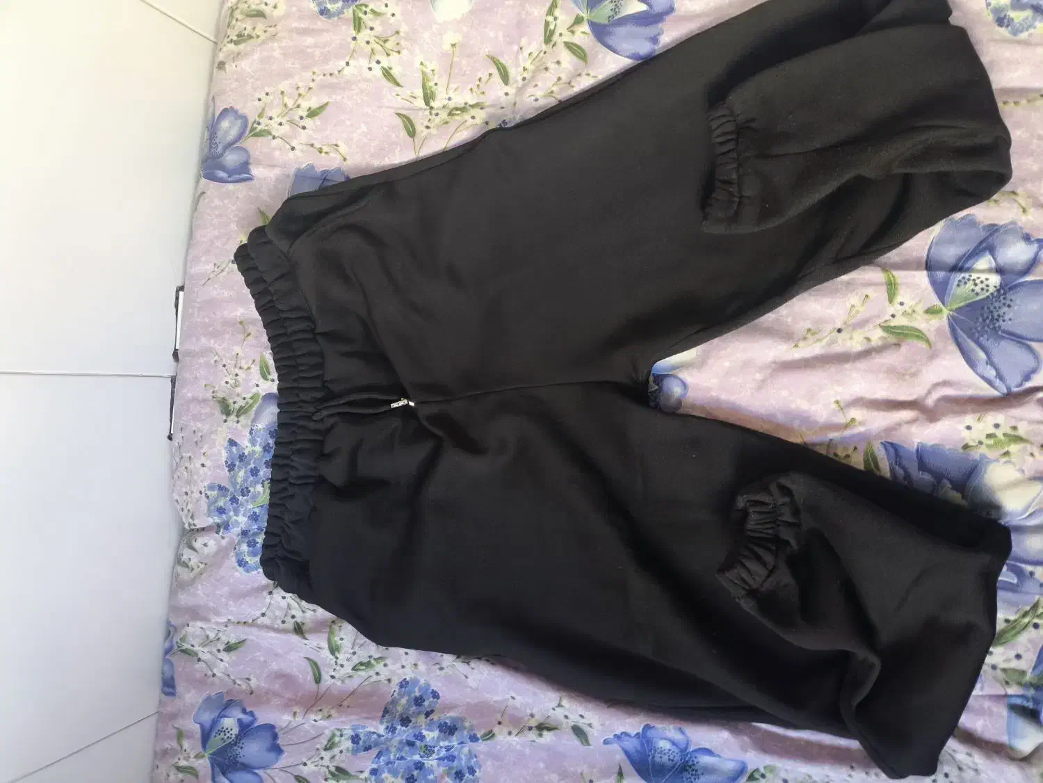 تعدادی لباس دورس و یک عدد شلوار جاگر|لباس|قم, قلعه کامکار|دیوار