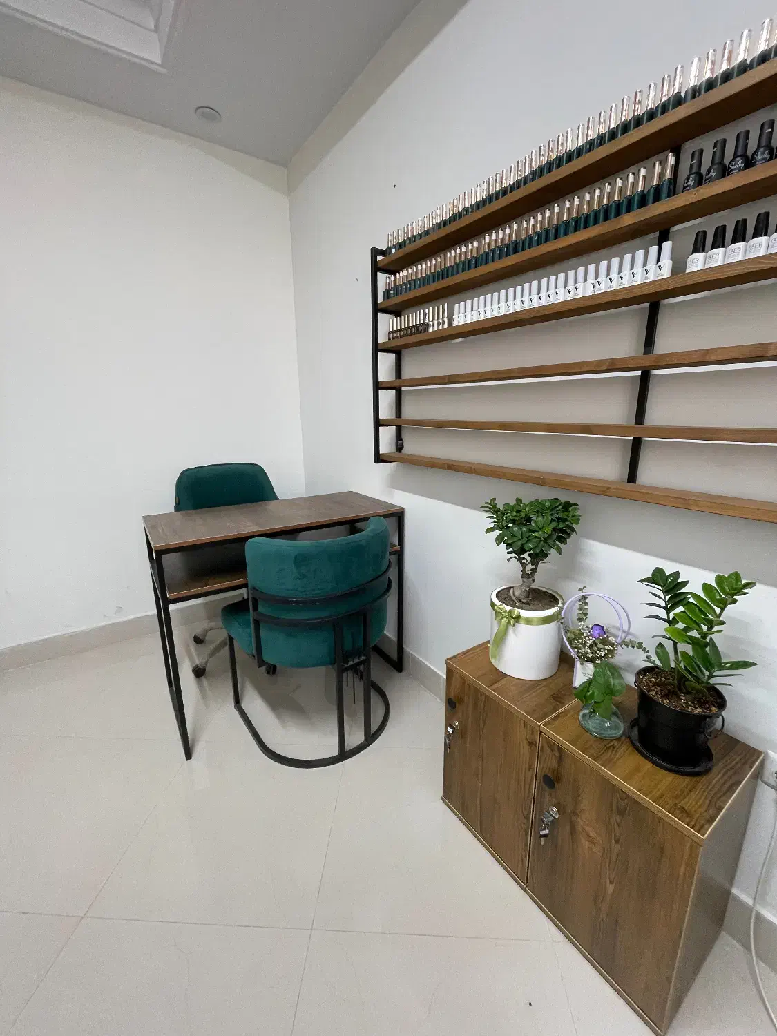 فروش تعدادی میز و صندلی ناخن|آرایشگاه و سالنهای زیبایی|اراک, |دیوار