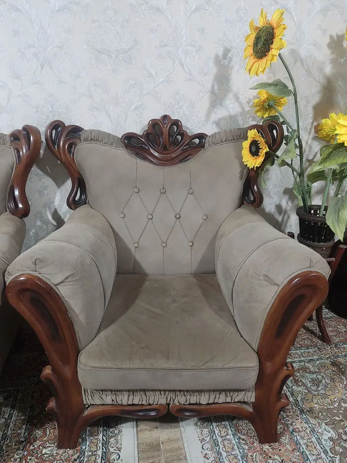 مبل کلاسیک ۷نفره کارکرده وسه میز عسلی|مبلمان خانگی و میز عسلی|رباطکریم, رباطکریم|دیوار