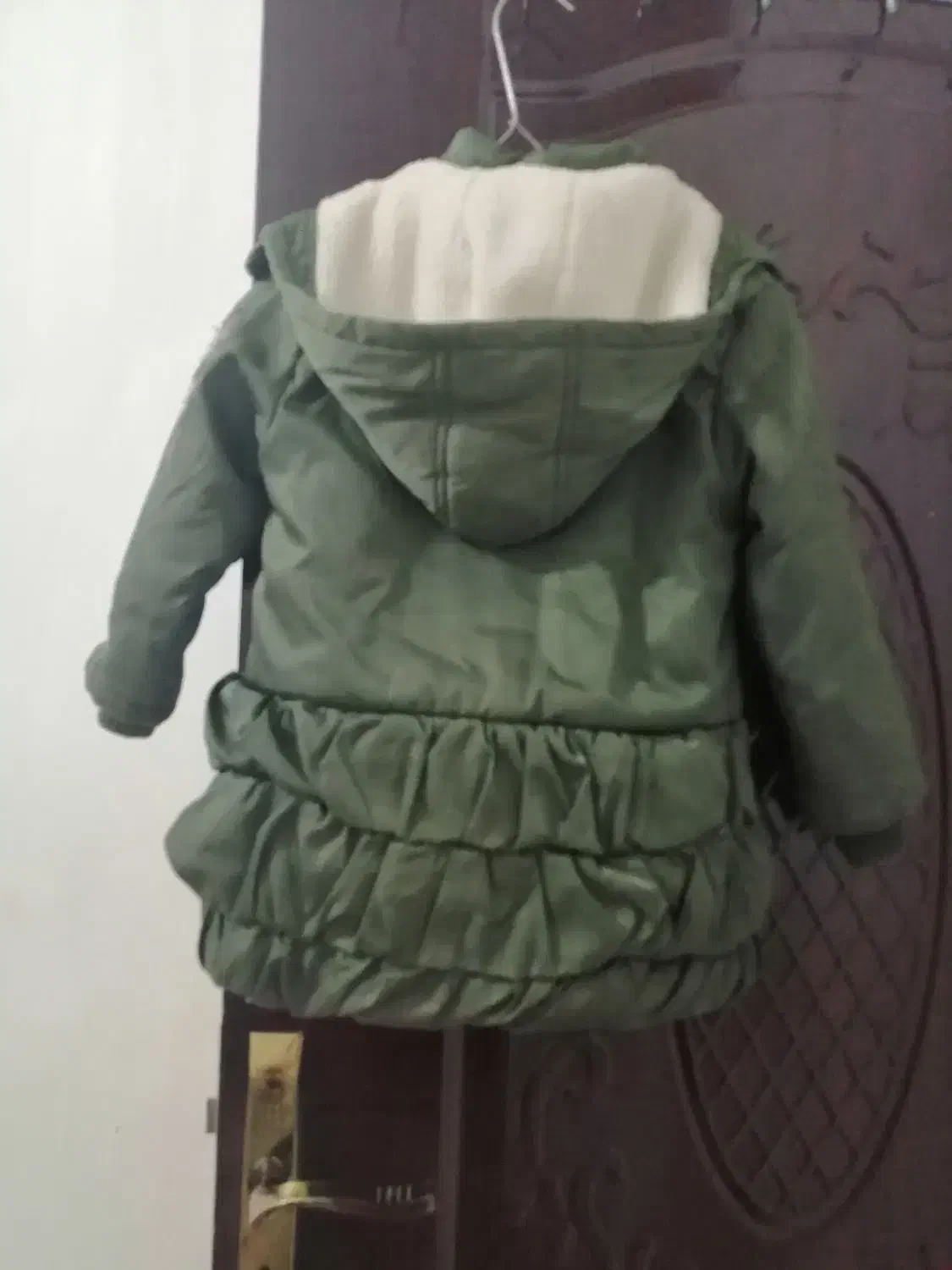 لباس ها در حد نو تمیز|لباس|نیشابور, خط کاشمر|دیوار