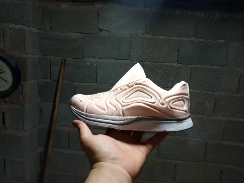 کفش|کیف، کفش، کمربند|بومهن, |دیوار