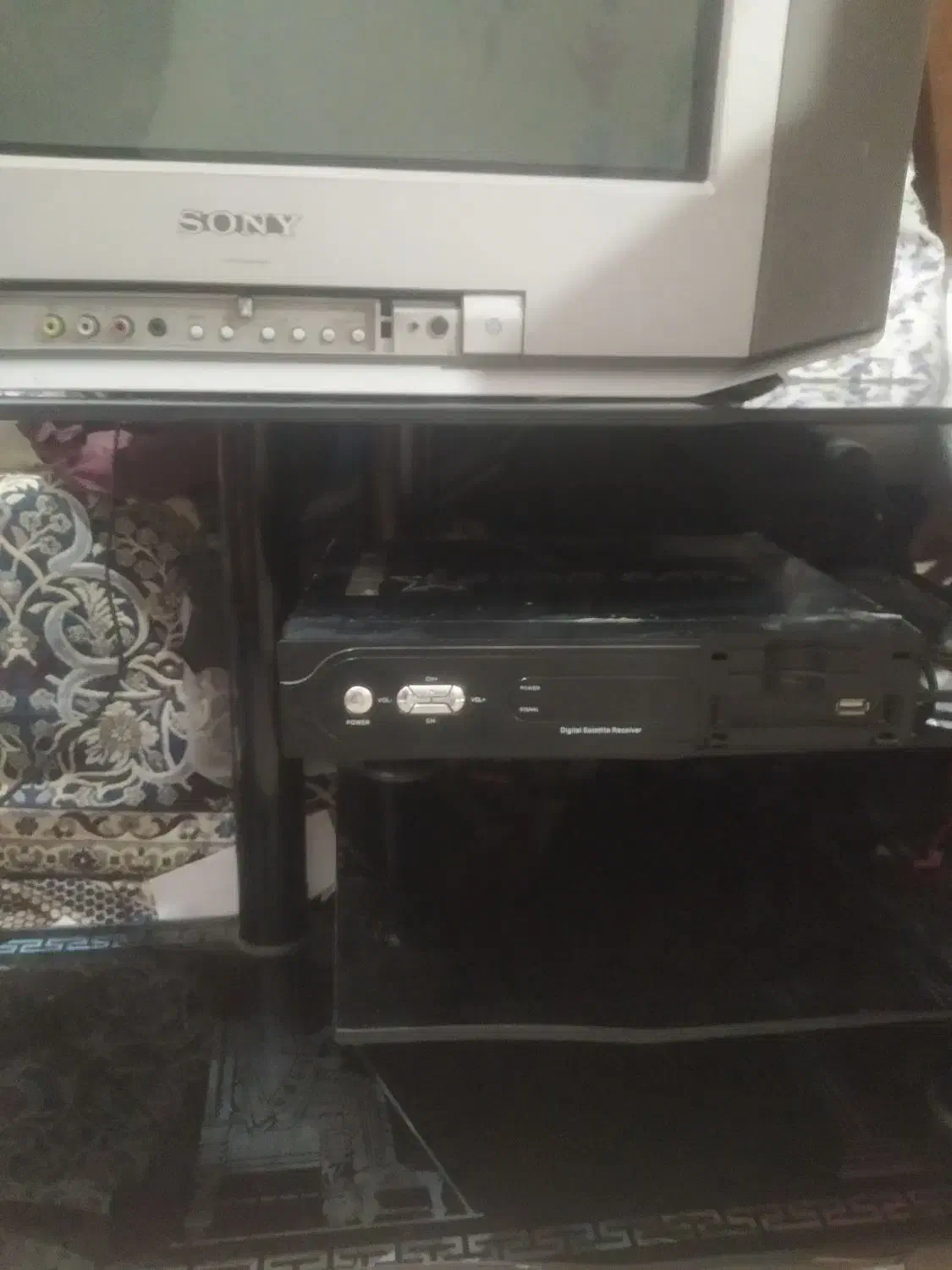 تلویزیون21 سونی با میز و گیرنده دیجیتال|تلویزیون و پروژکتور|بندرعباس, |دیوار