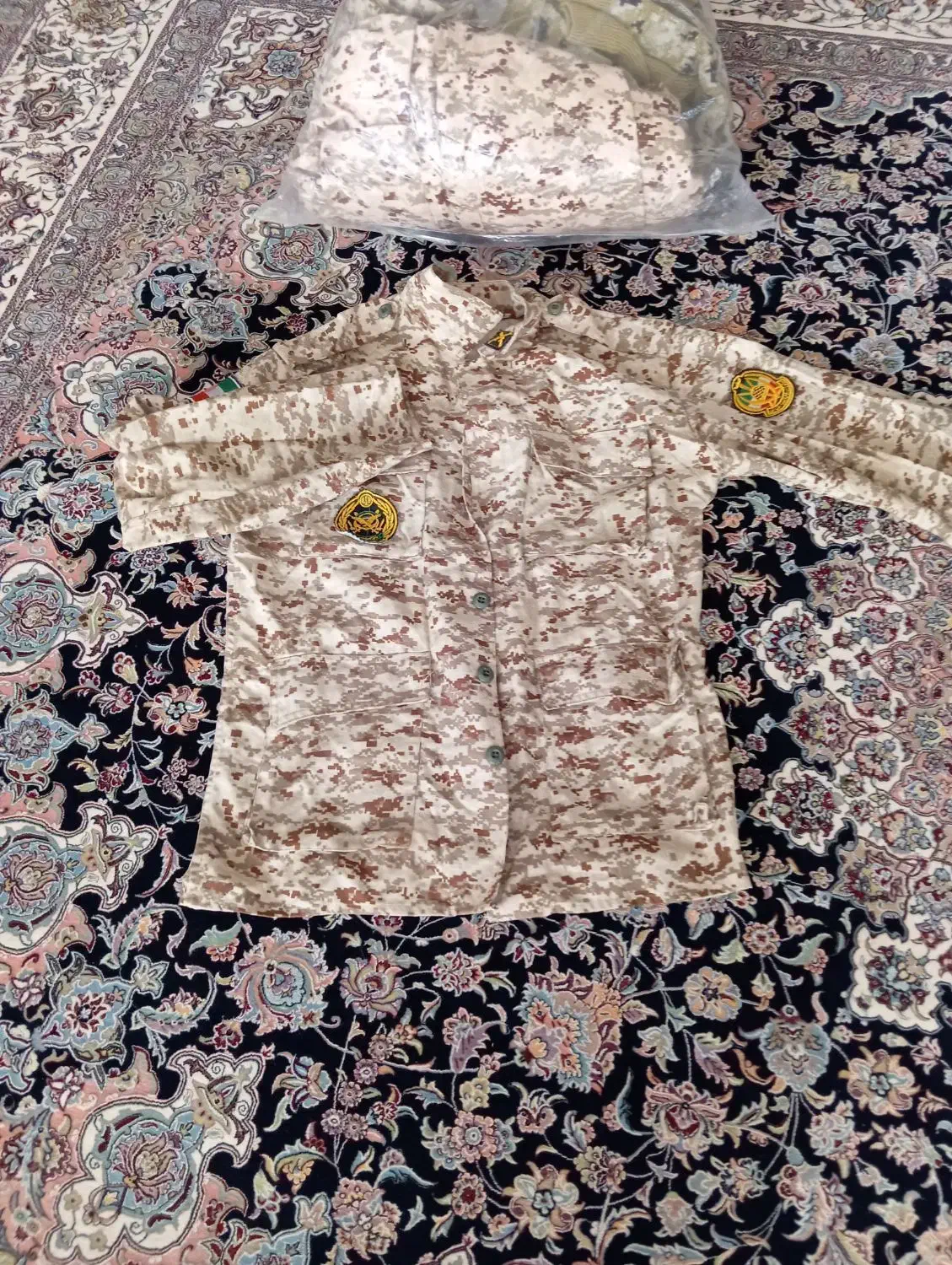 یک دست لباس سربازی|لباس|کرمانشاه, |دیوار