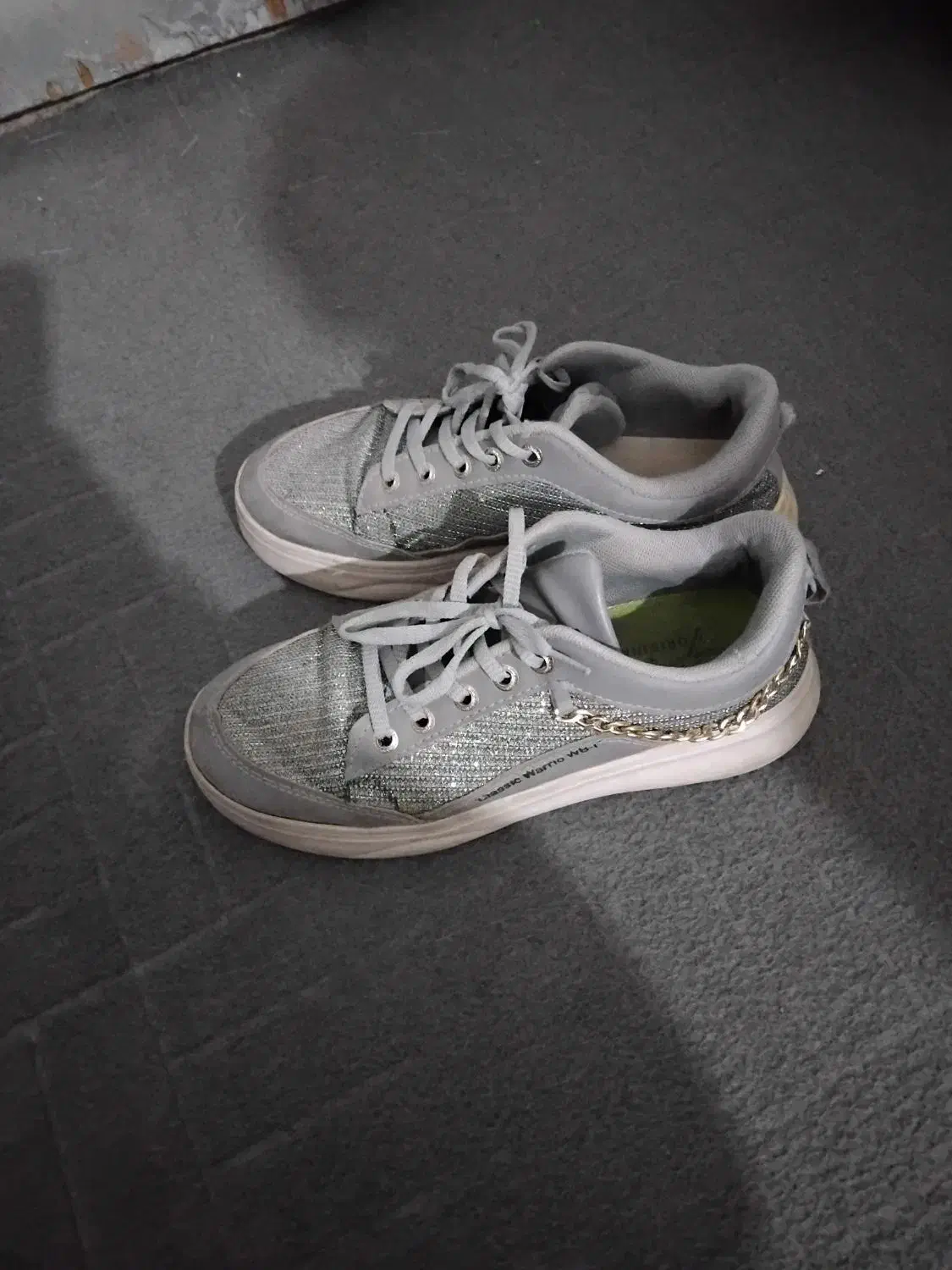 کفش|کیف، کفش، کمربند|خاش, |دیوار