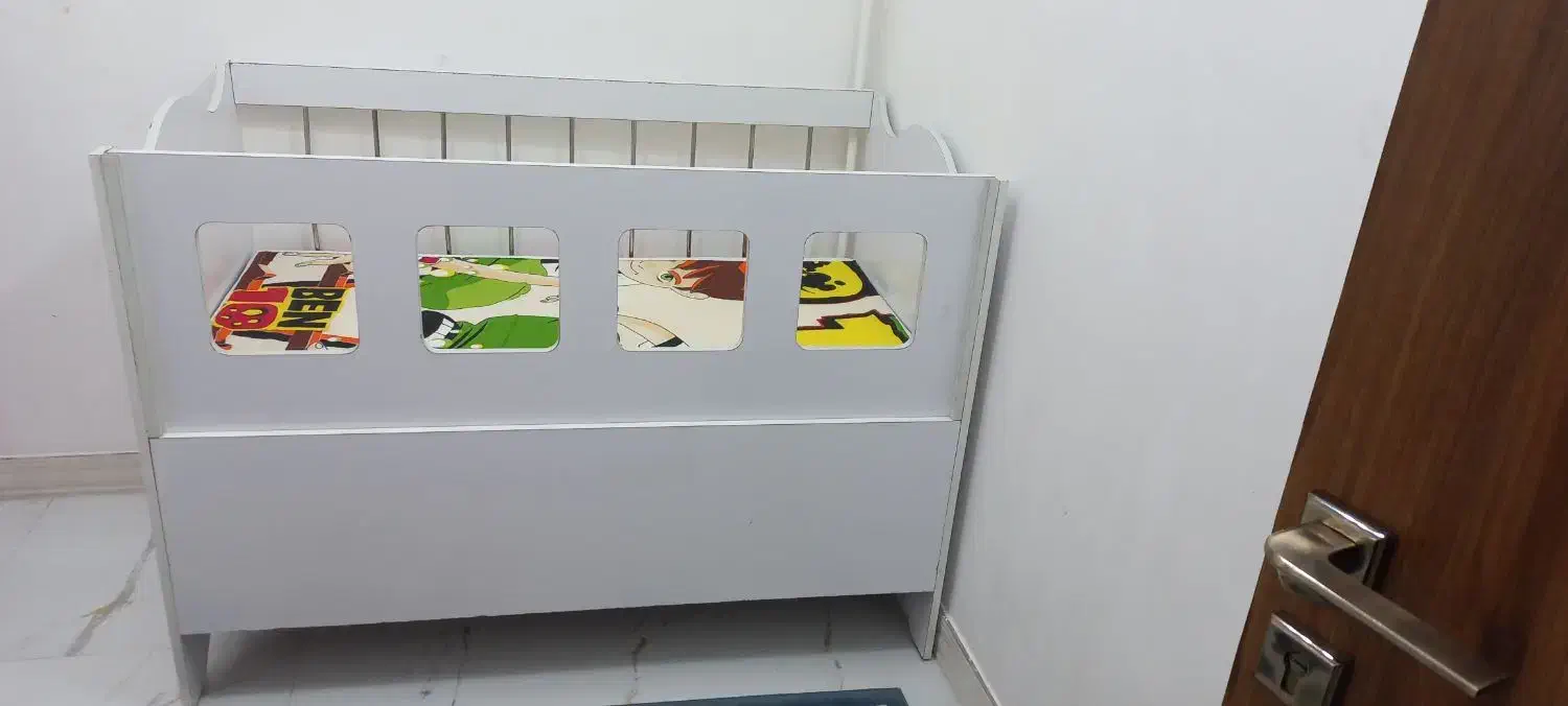 تخت سفید سالم همراه تشک|تخت و صندلی بچه|قائم‌شهر, |دیوار