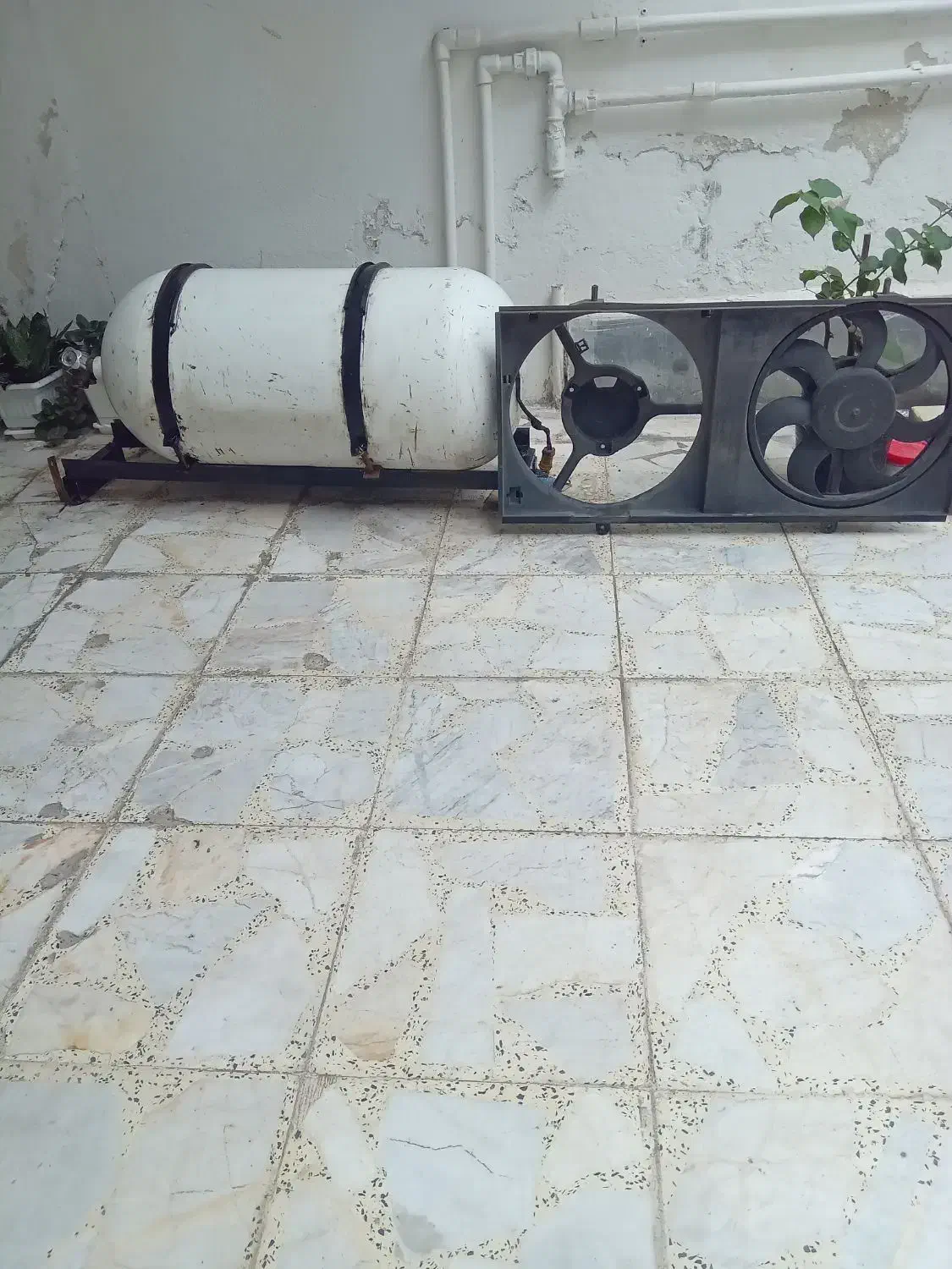 یک عددمخزن کاز و یک عدد موتور فن|قطعات یدکی و لوازم جانبی|رشت, دیانتی|دیوار