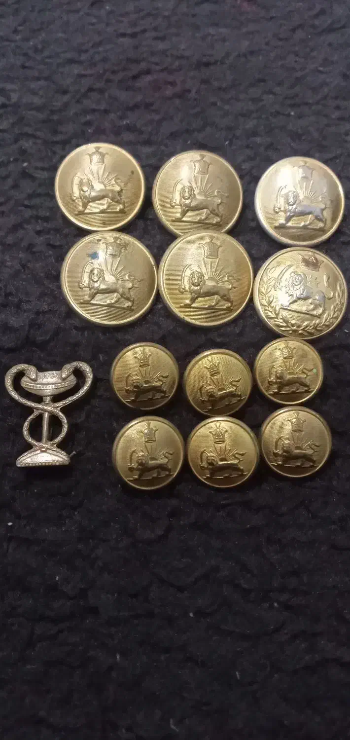 دکمه لباس سربازی زمان پهلوی|کلکسیون اشیاء عتیقه|کرمانشاه, |دیوار