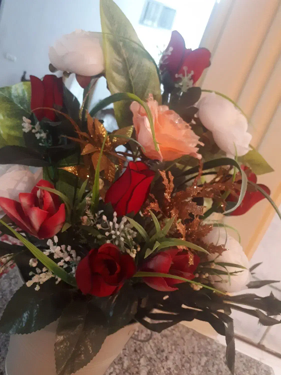 تعدادی گل مصنوعی با کارت|گل مصنوعی|اراک, |دیوار