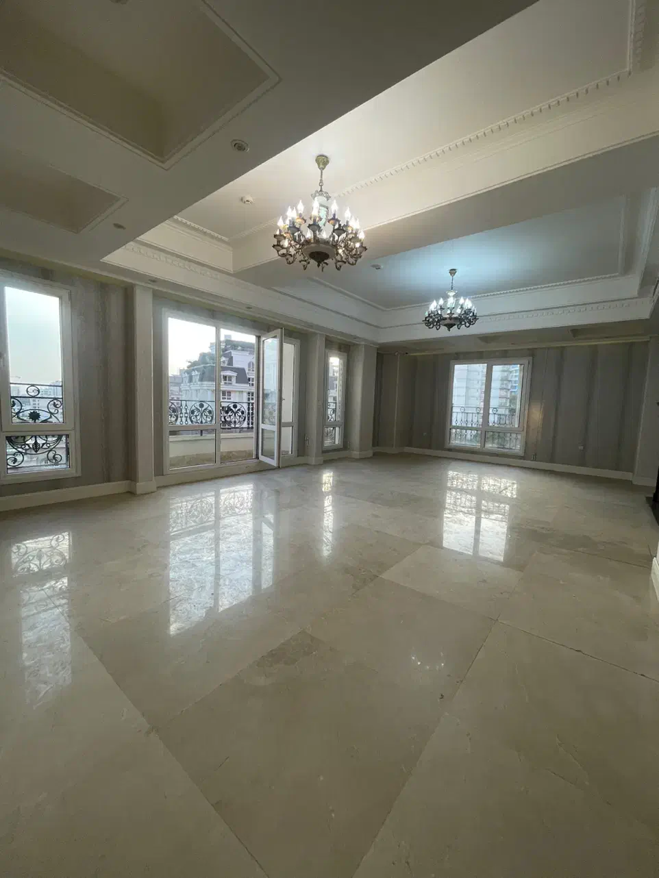 ۲۲۰متر فرشته/برج باغ کلاسیک/۲ پارکینگ