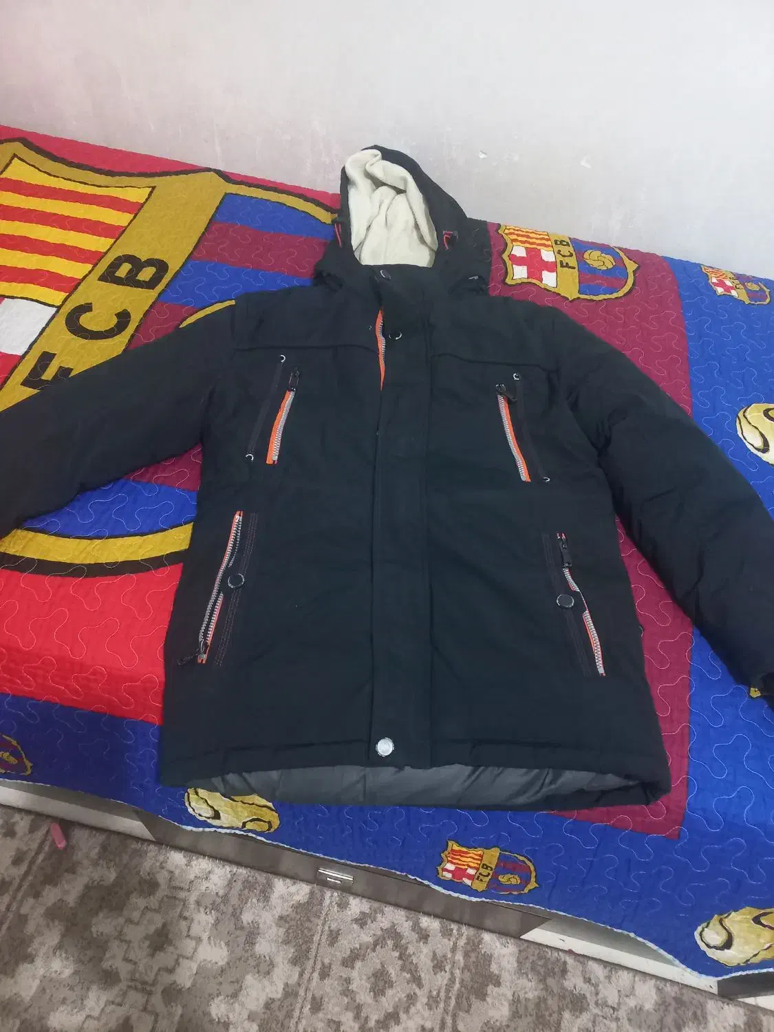 کاپشن|لباس|رشت, فلسطین|دیوار