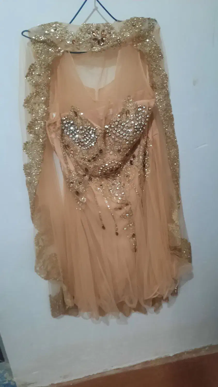 تعدادی  لباس مجلسی|لباس|کبودرآهنگ, |دیوار