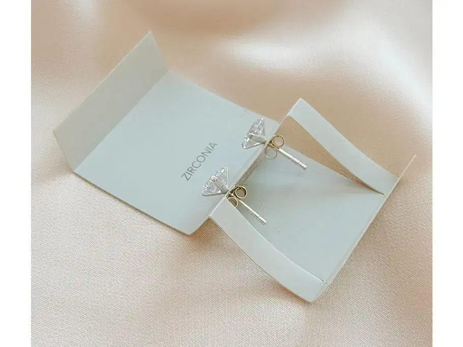 گوشواره نقره نگین زیرکنیا مدل سفید|بدلیجات|اصفهان, نقش جهان|دیوار