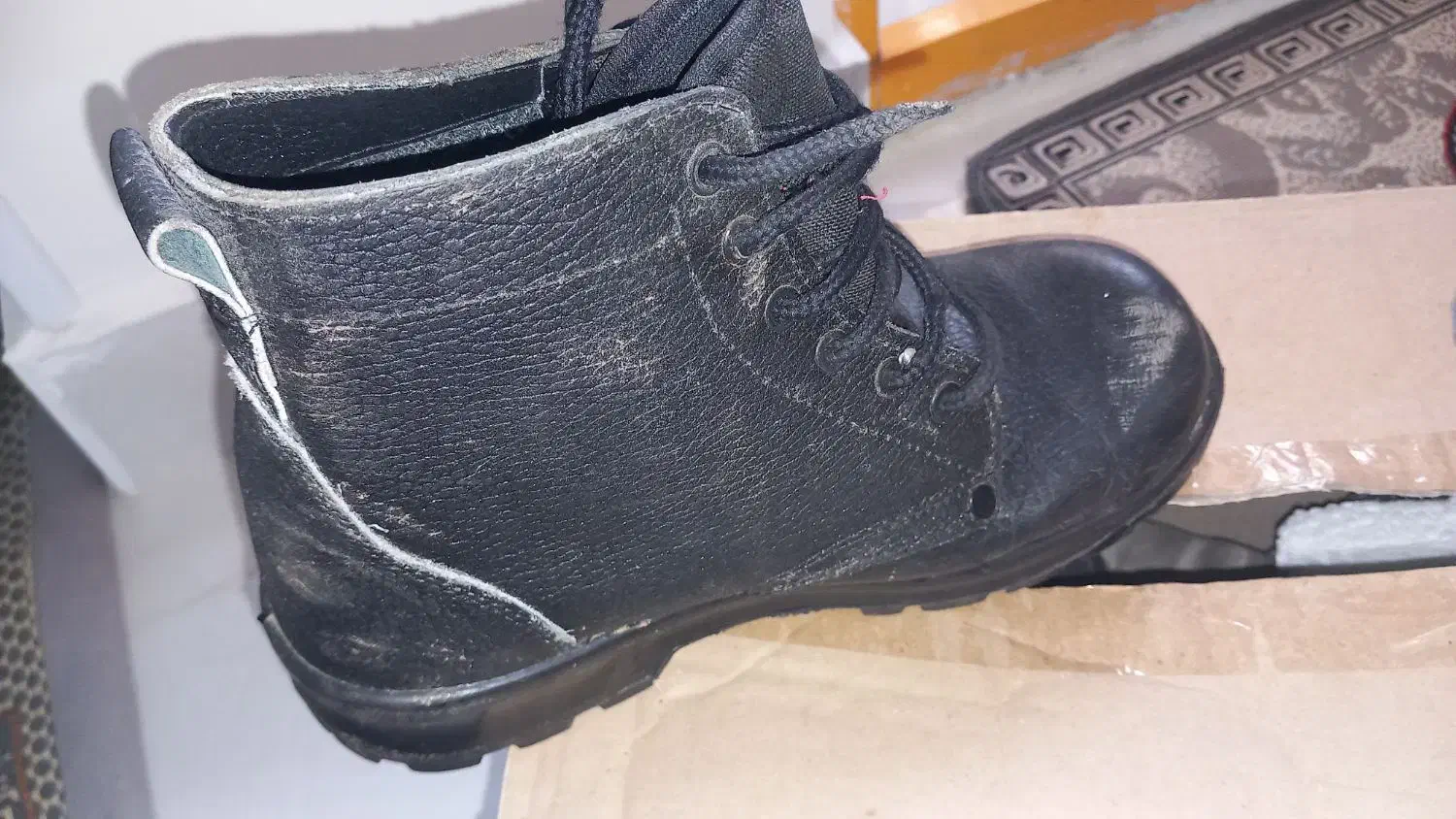 پوتین|کیف، کفش، کمربند|گرگان, |دیوار