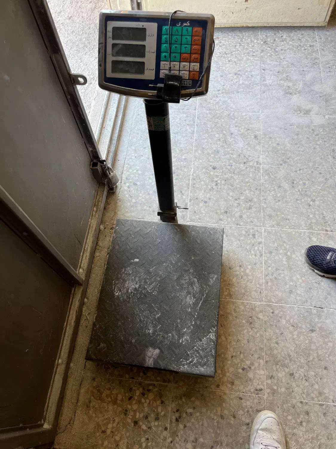 باسکول ۳۰۰کیلویی توزین مشابه نو|فروشگاه و مغازه|یزد, |دیوار