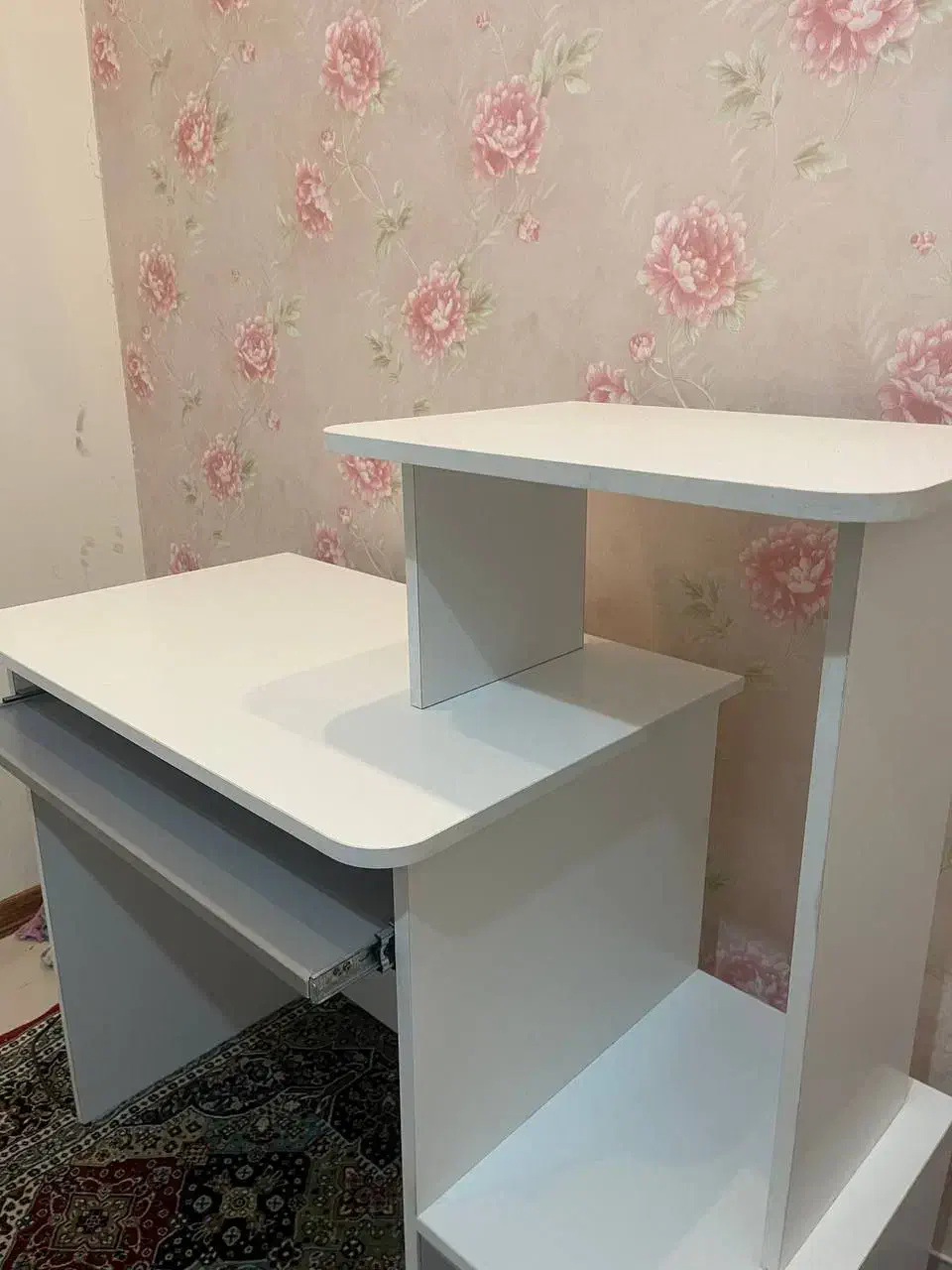 میز کامپیوتر تقریبا نو و تمیز سفید|میز تحریر و کامپیوتر|مشهد, امیریه|دیوار