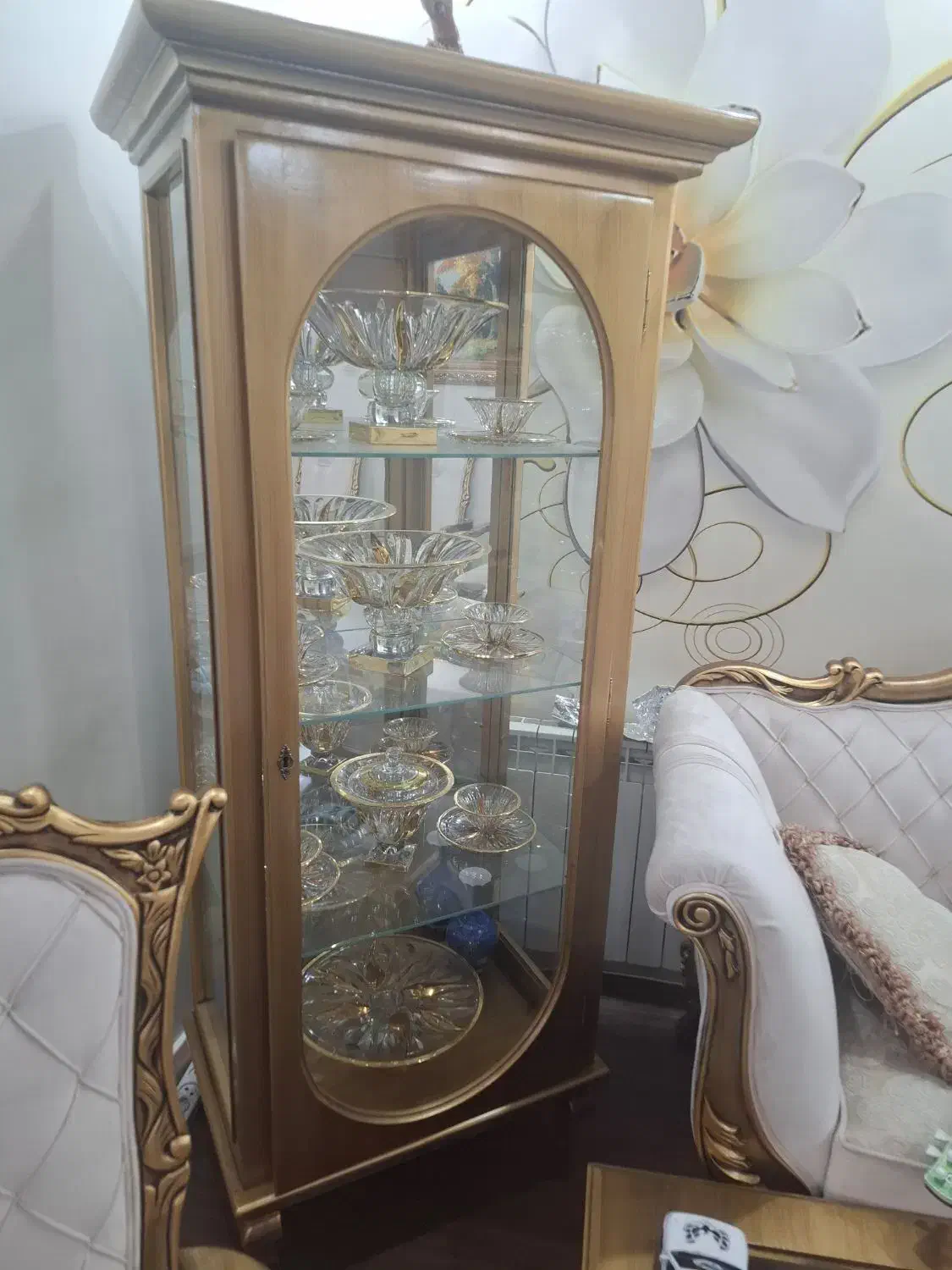 ویترین چوبی طلایی رنگ|بوفه، ویترین، کنسول|تهران, صادقیه|دیوار