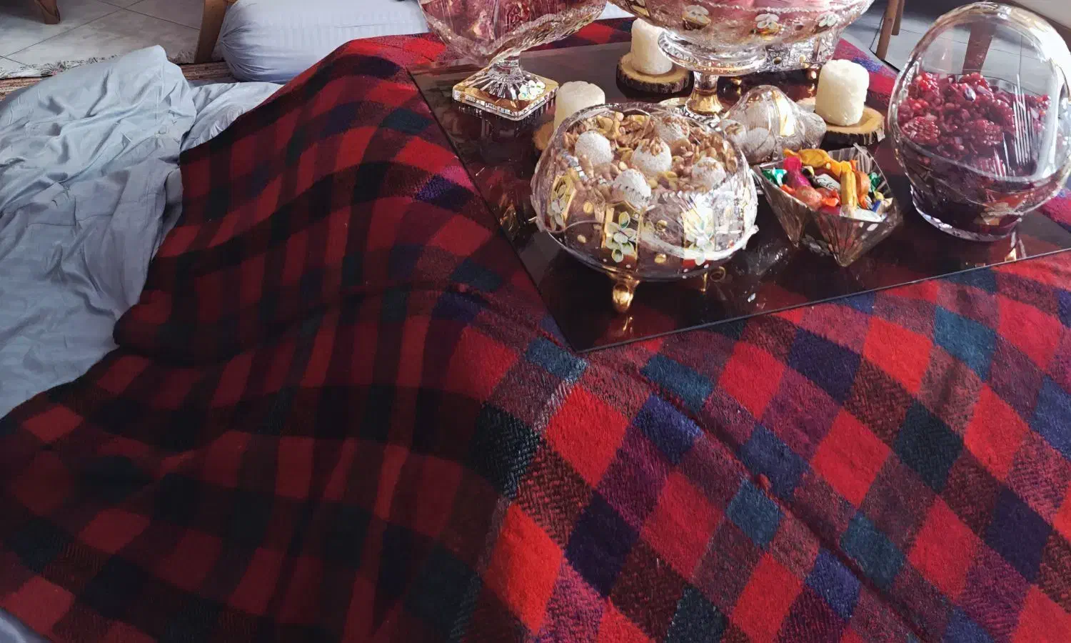 کرسی چوبی همراه لحاف، میز، هیتر بالشت|بخاری، هیتر، شومینه|کرج, جهان‌شهر|دیوار