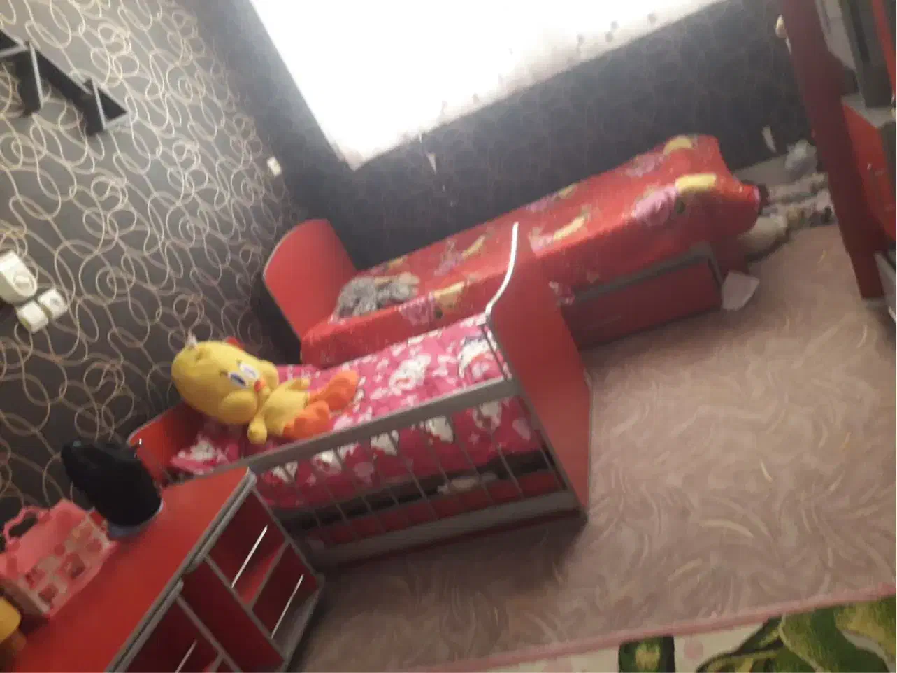 تخت و کمد و میز آرایش|اسباب و اثاث بچه|یزد, |دیوار