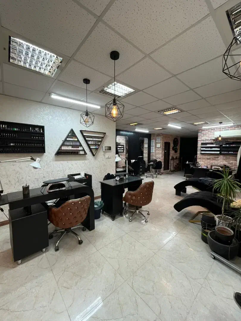 فروش واحد تجاری واقع در خیابان معلم / بر اصلی|فروش دفتر کار، اتاق اداری، مطب|رشت, معلم|دیوار