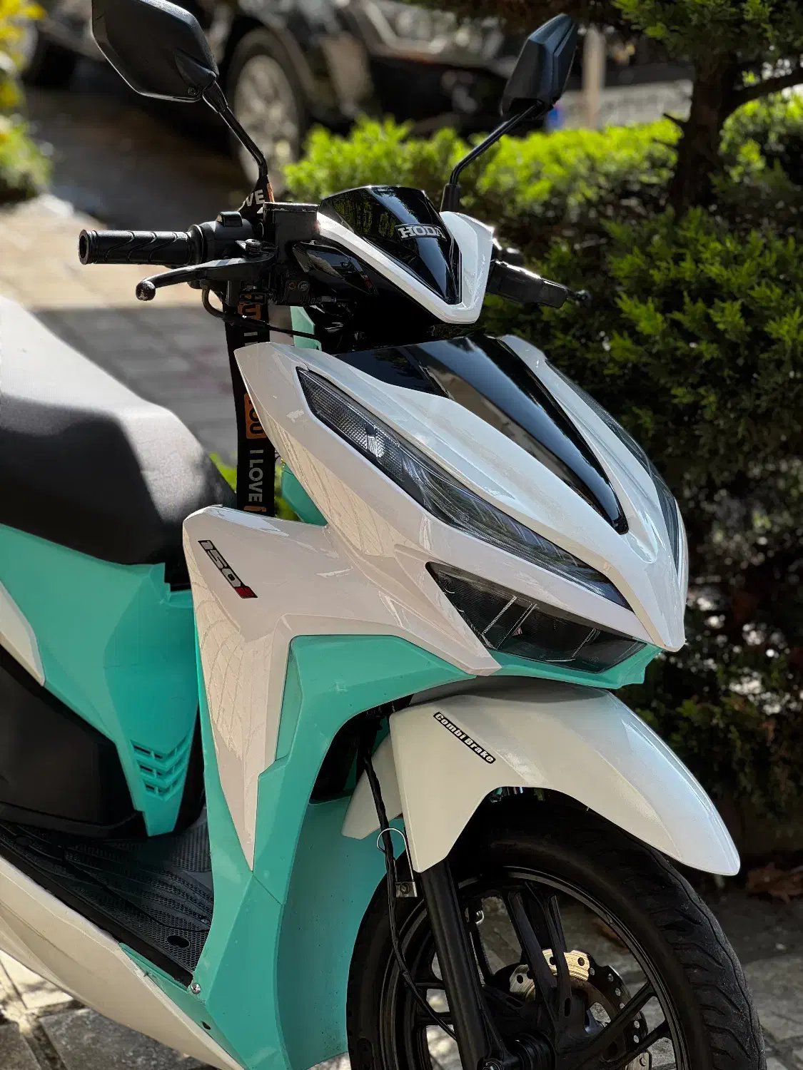 کلیک ۱۴۰۲ کم کار|موتورسیکلت|لاهیجان, شیشه گران|دیوار