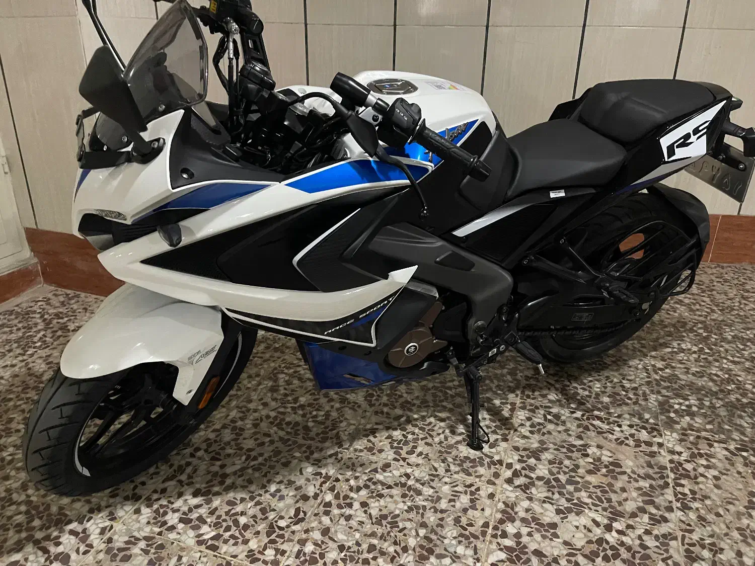 موتور پالس آر اس مدل 1404|موتورسیکلت|تهران, میدان ولیعصر|دیوار