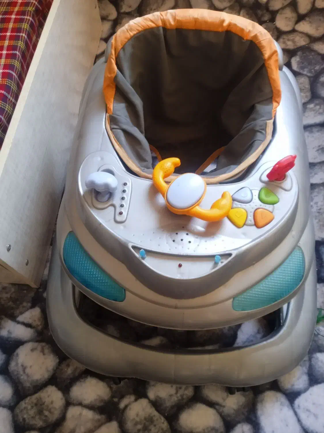 روروک سالم|کالسکه و لوازم جانبی|فولادشهر, مسکن مهر فولادشهر|دیوار