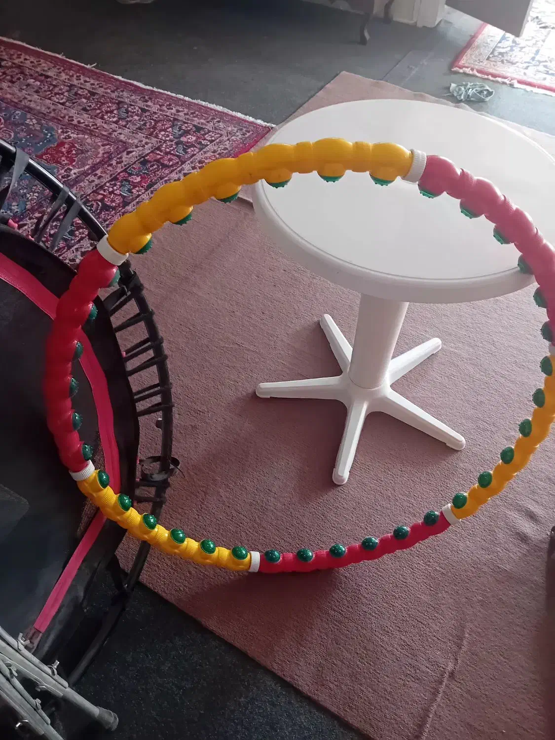 چند عدد وسیله|اسباب‌بازی بچه|نیشابور, هفده شهریور|دیوار