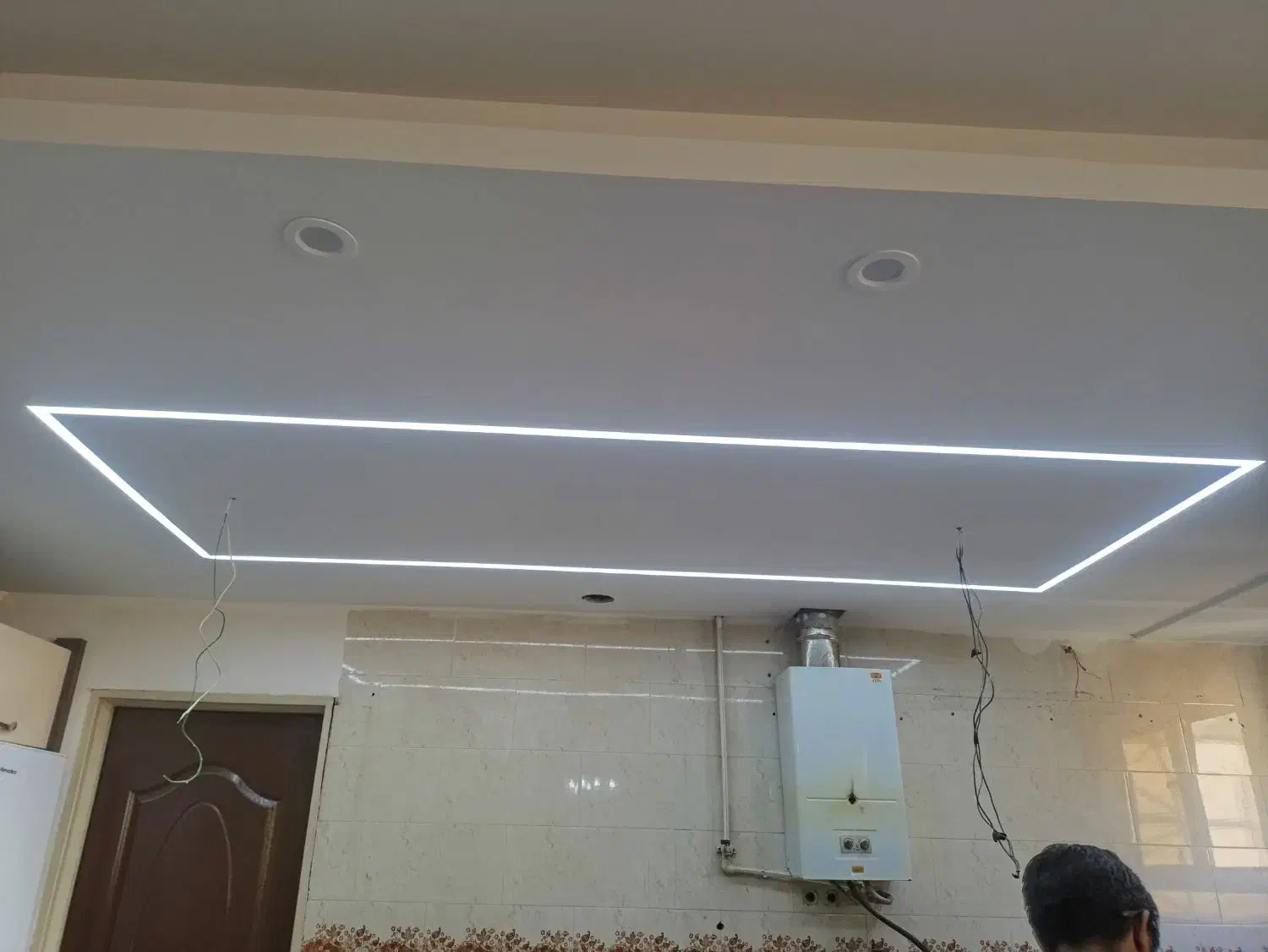 سیم کشی سیمکش برقکار برق کارنصب لوستر نور پردازی|خدمات پیشه و مهارت|تبریز, |دیوار