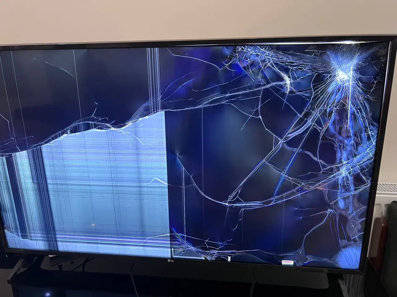 تلویزیون الجی ۵۵اینچ شکسته|تلویزیون و پروژکتور|تهران, چهارصد دستگاه|دیوار