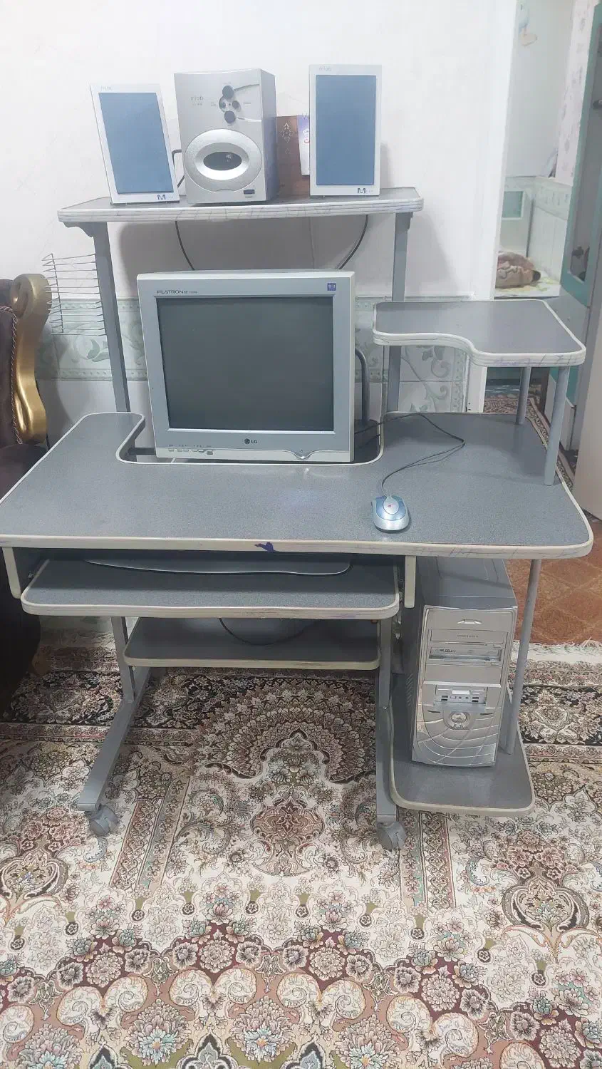 فروش کامپیوتر به همراه میز|رایانه رومیزی|شهرکرد, |دیوار