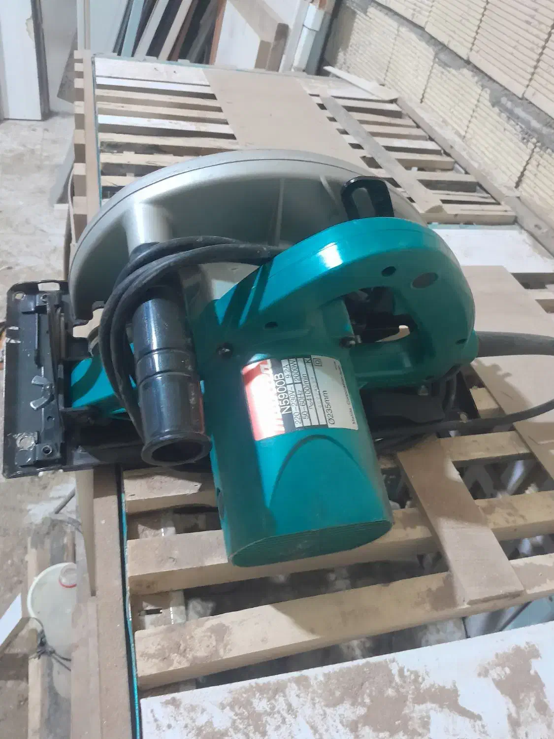 آره دیسکی|ابزارآلات|صحنه, |دیوار