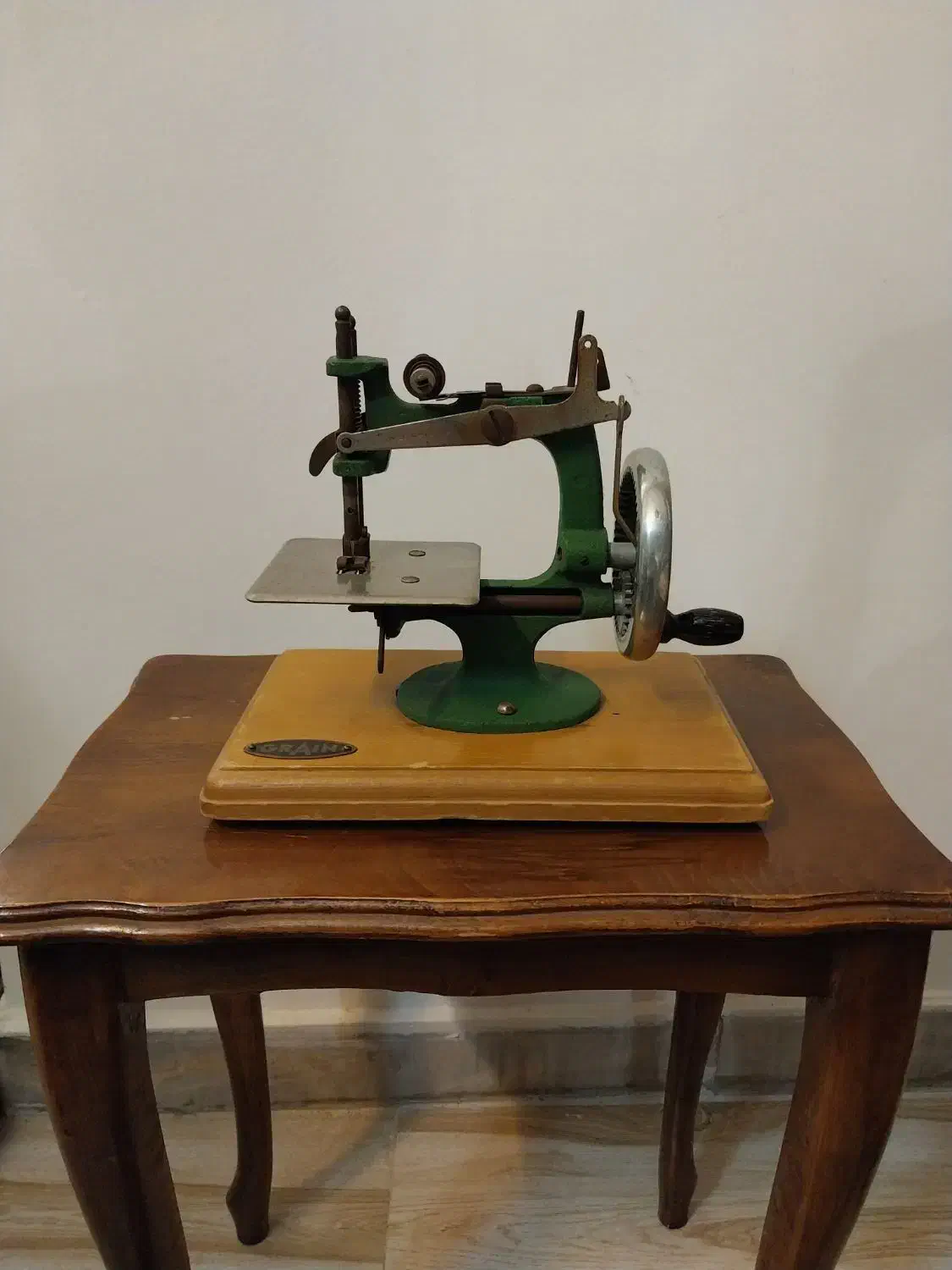 چرخ خیاطی قدیمی انگلیسی با قدمت بالای 80 سال|کلکسیون اشیاء عتیقه|تهران, جنت‌آباد مرکزی|دیوار