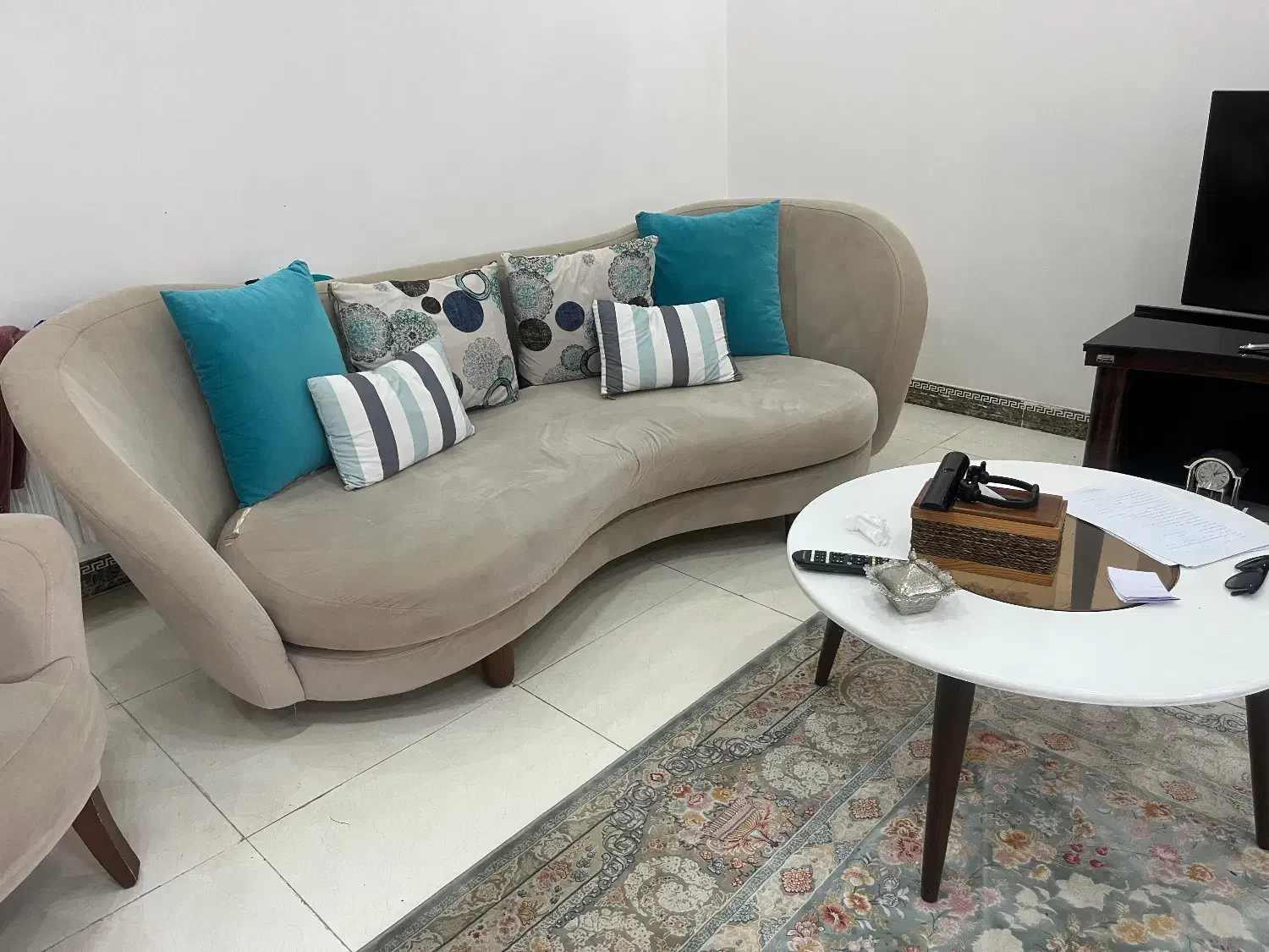 مبلمان ۸نفره|مبلمان خانگی و میز عسلی|رشت, باهنر|دیوار