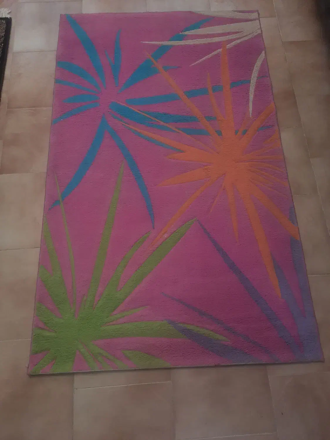 فرش صورتی شاد|فرش|پردیس, فاز ۳|دیوار