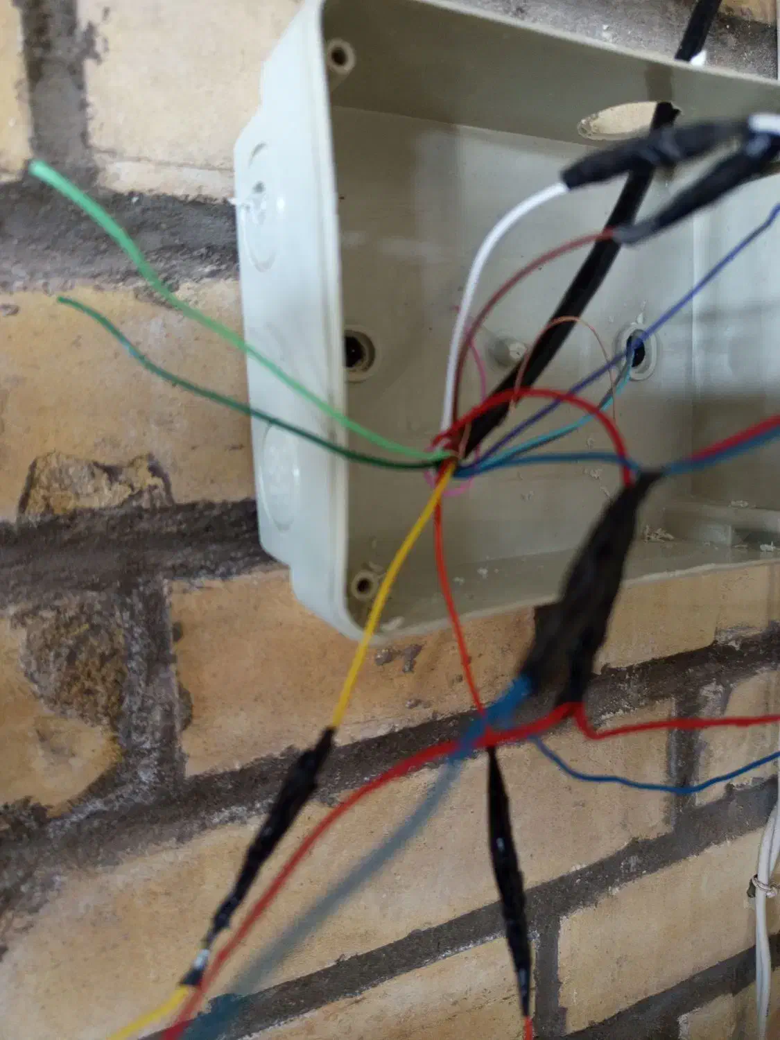 برق کشی ساختمان.خورده کاری برق.ایفون .دزدگیر|خدمات پیشه و مهارت|رفسنجان, |دیوار