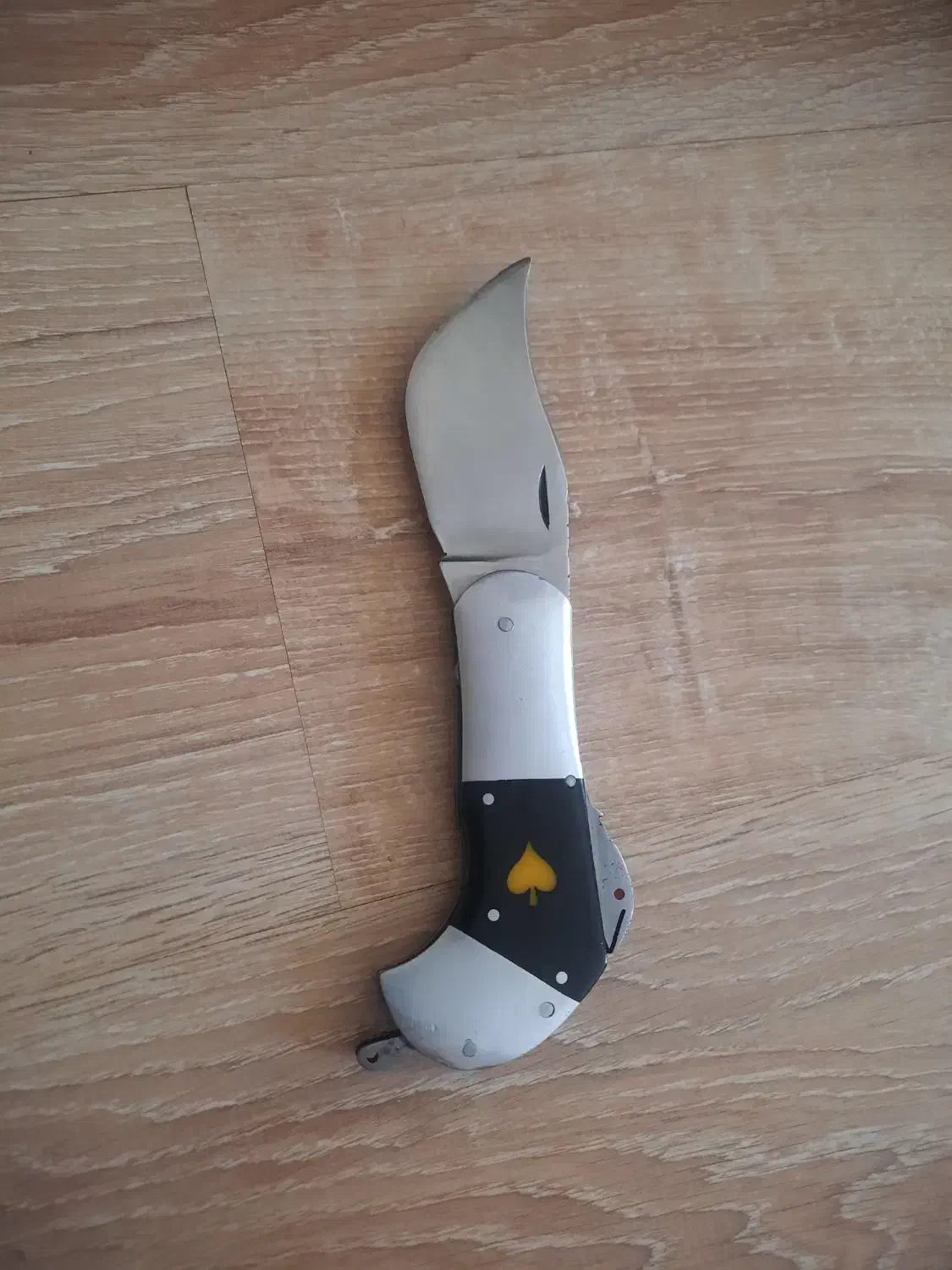 چاقو دنده ای|کلکسیون اشیاء عتیقه|کرمان, |دیوار