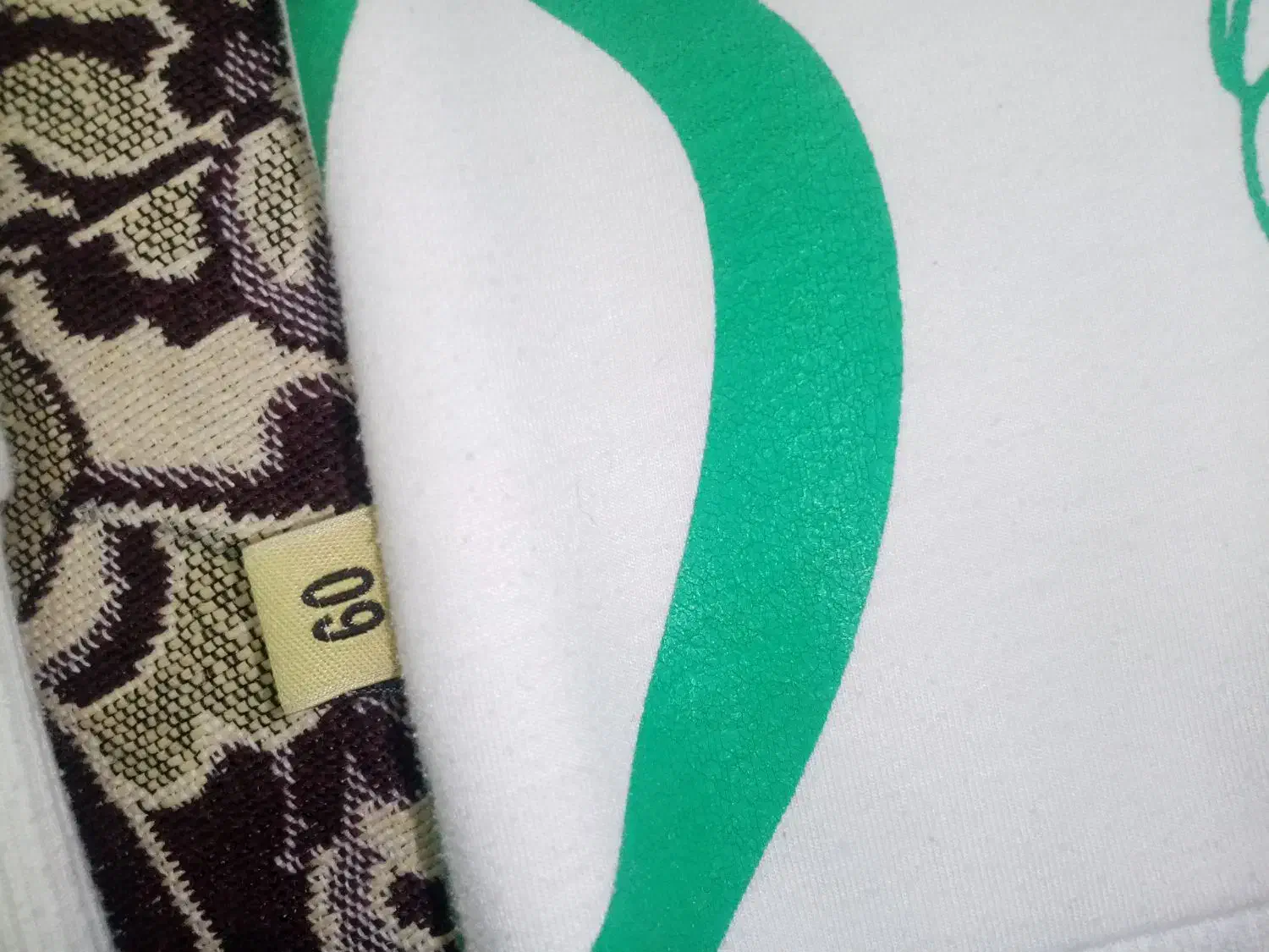 تعدادی لباس|لباس|قرچک, مهدیه|دیوار