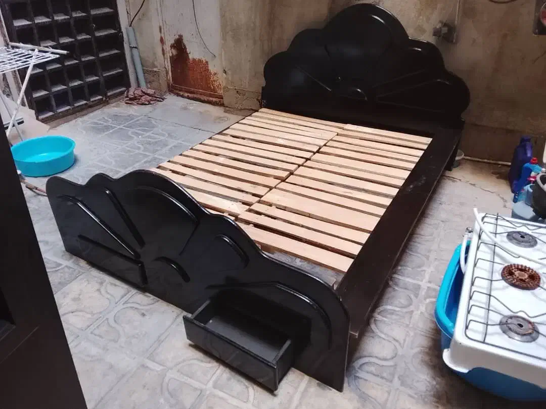 تخت خواب دو نفره کاملاً سالم|تخت و سرویس خواب|شیراز, زند|دیوار