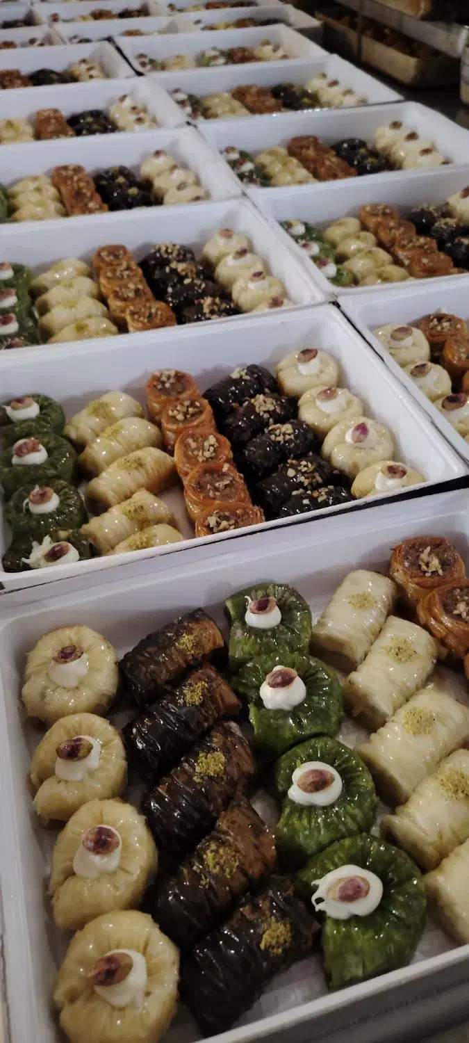 استخدام همکار در کارگاه قنادی و باقلوا باسمنج|استخدام خدمات فروشگاه و رستوران|باسمنج, |دیوار