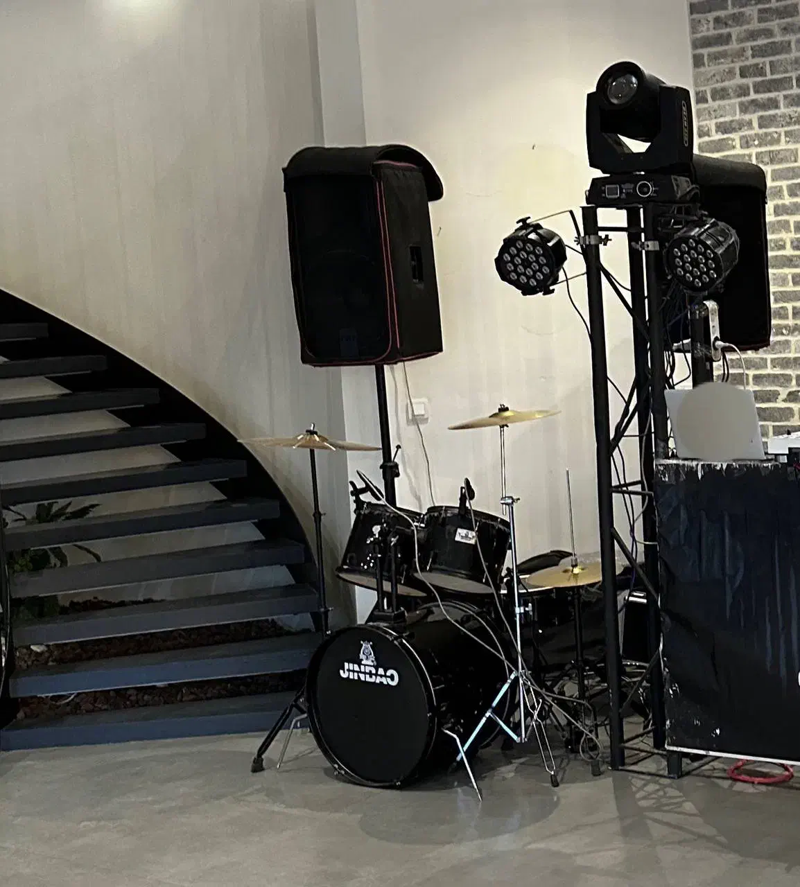 درامز مشکی|درام و پرکاشن|تهران, نیروی هوایی (پیروزی)|دیوار