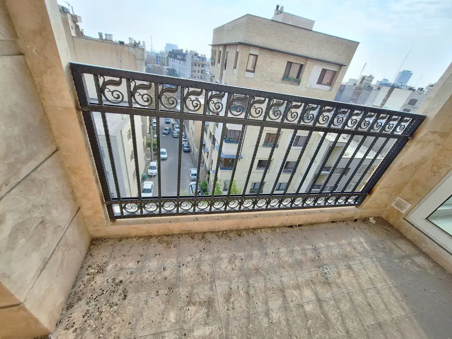 ۱۳۷‌متر/۳‌خواب/نوساز/ویو جذاب/محل‌دنج ظفر