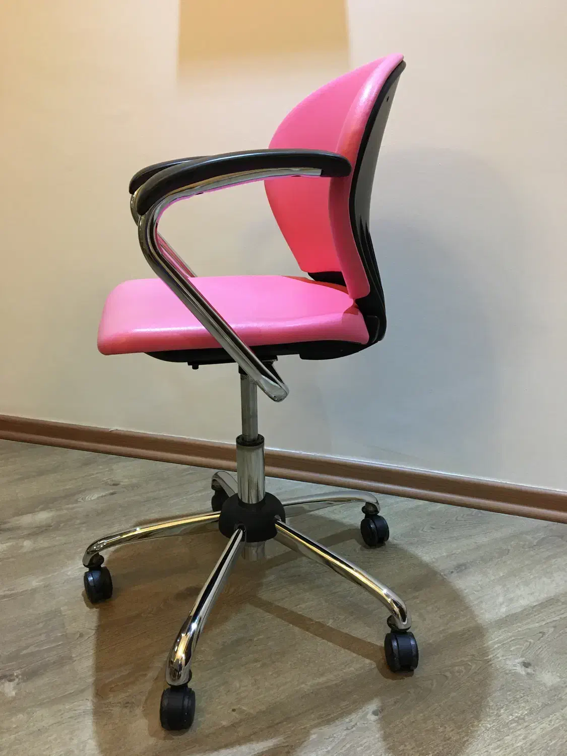 صندلی دخترانه|تخت و صندلی بچه|رشت, گلسار|دیوار