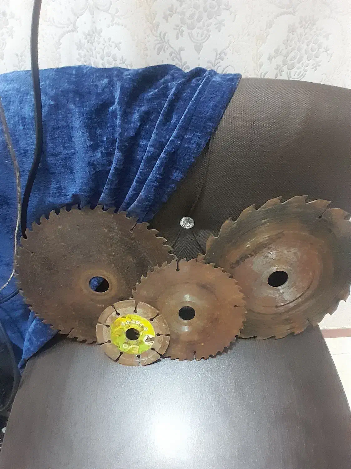 آره گرد بر وعمود بر با چند تیغه|ابزارآلات|سیاهکل, |دیوار