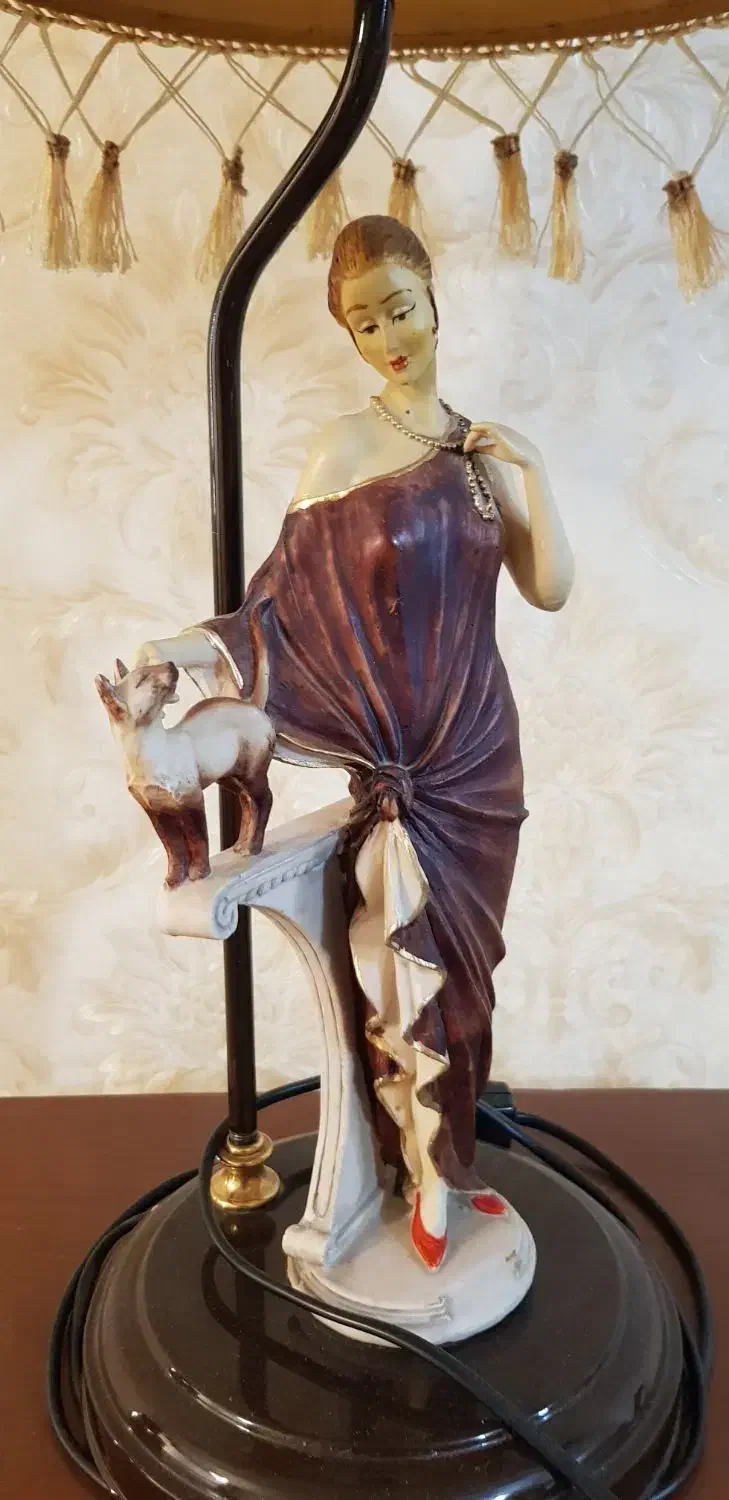 آباژور رو میزی کلاسیک با مجسمه زن|چراغ خواب و آباژور|ارومیه, |دیوار