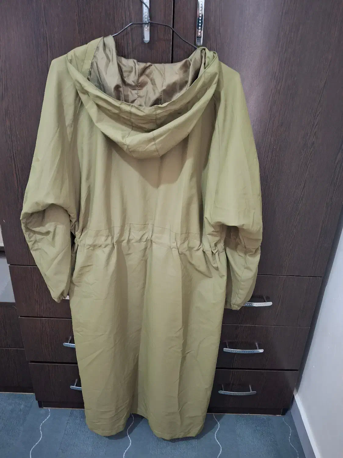 تعدادی بارانی و مانتو 40.42|لباس|فردیس, نیروگاه برق|دیوار