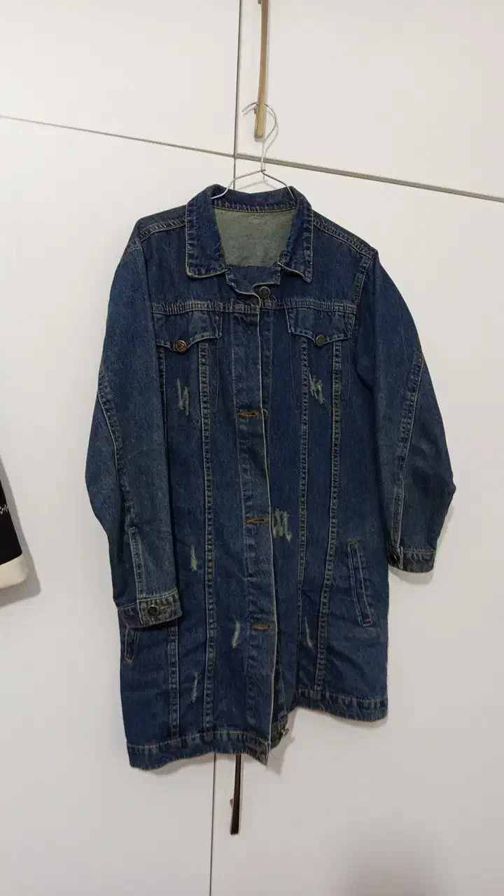 تعدادی لباس|لباس|سربیشه, |دیوار