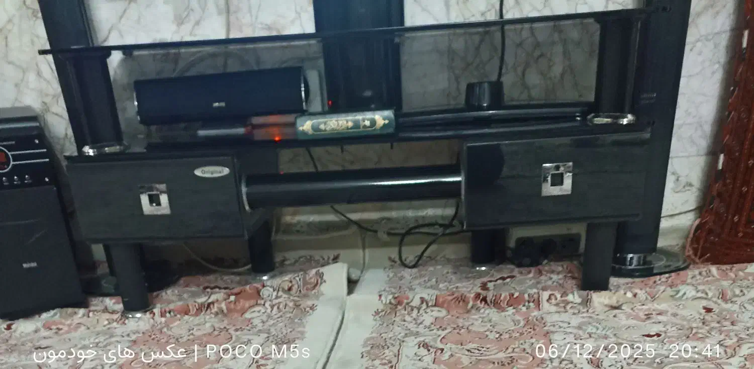 میز تلویزیون شیشه ای دو کشو با پایه دیواری|میز تلویزیون|مشهد, بهمن|دیوار