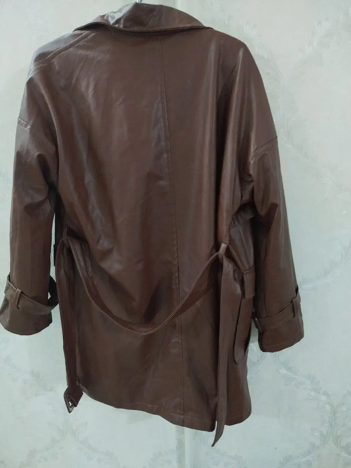 کت چرم|لباس|قم, ولیعصر|دیوار