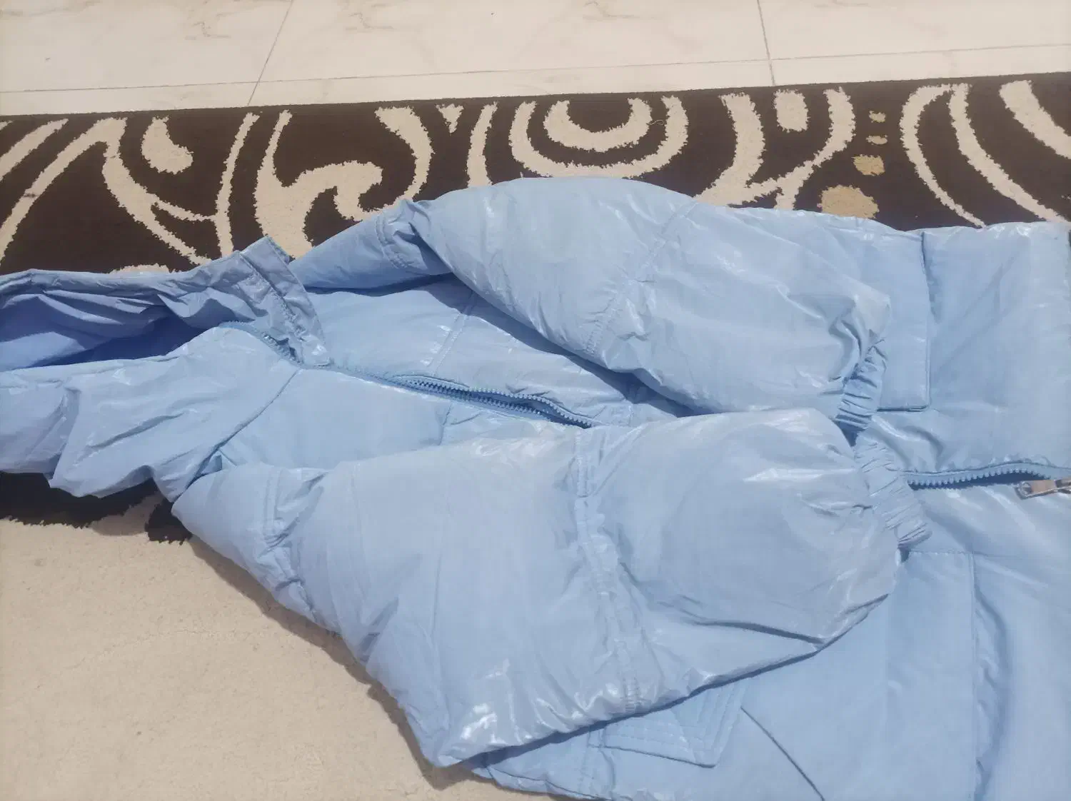 کاپشن در حد تمیز|لباس|رباط‌کریم, رباط‌کریم|دیوار