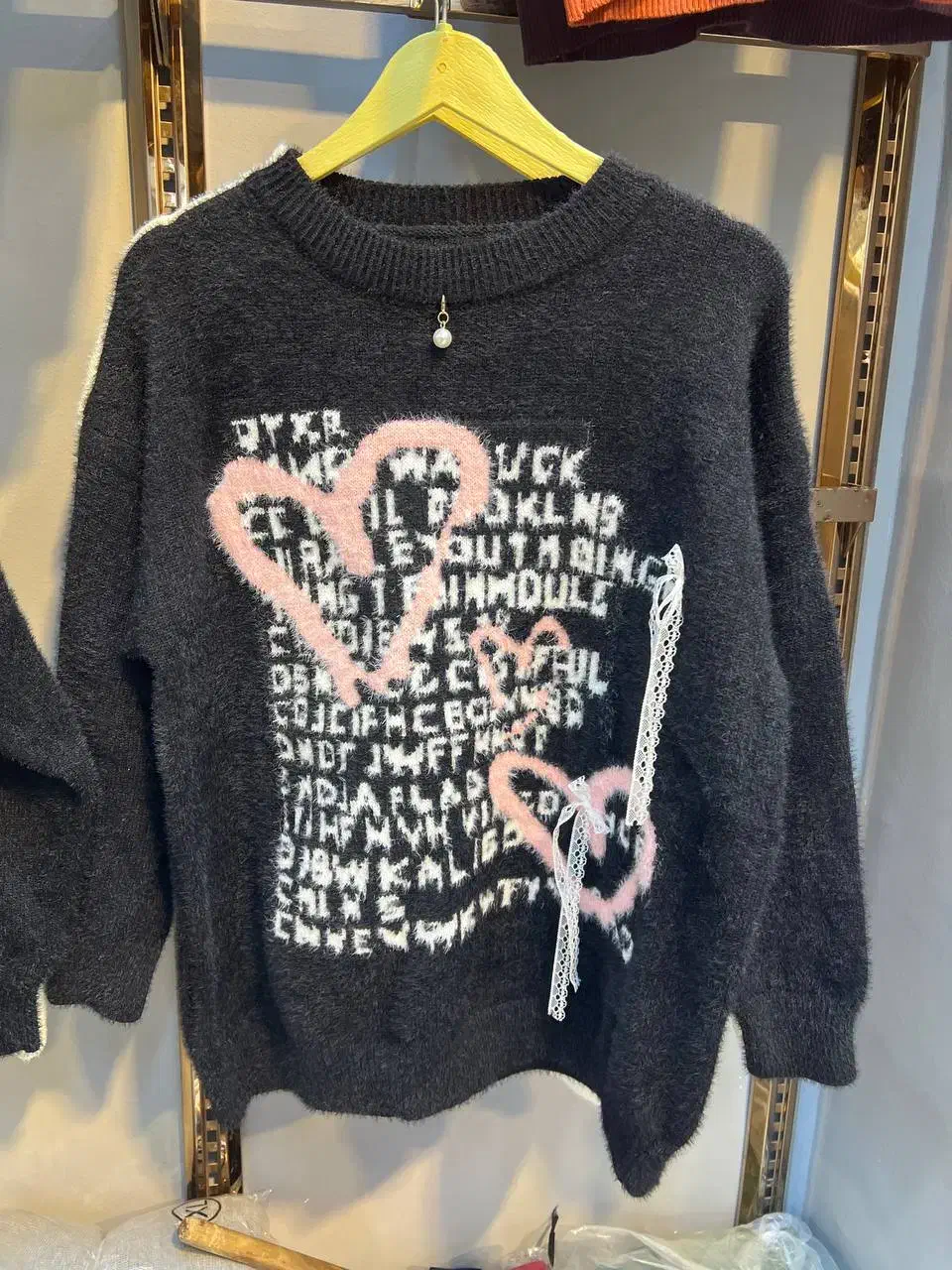 مقداری لباس تک سایز|لباس|سراب, |دیوار